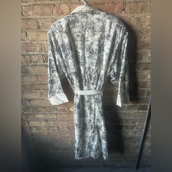 Victoria's Secret Cream and Black Floral Robe - Picture 4 of 12